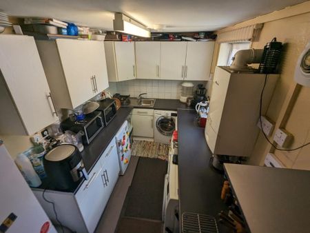 1 bedroom in a house share to rent - Photo 3
