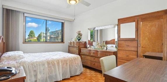 Grand rez de chaussée et sous sol dans un quadruplex a st Leonard Grand 12 et demi près de tous les services 4 chambres fermées 2 balcon autoroute, - Photo 2