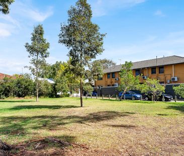 Spacious Windsor apartment with direct access to a park - Photo 4