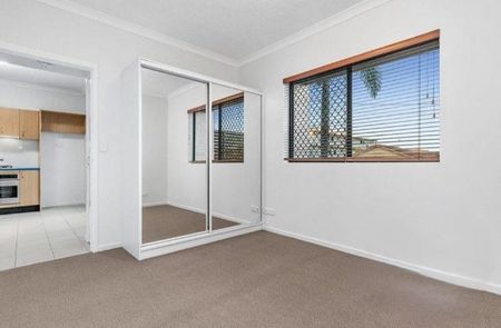 Welcome to the courtyard of your dreams in a fantastic location! - Photo 5