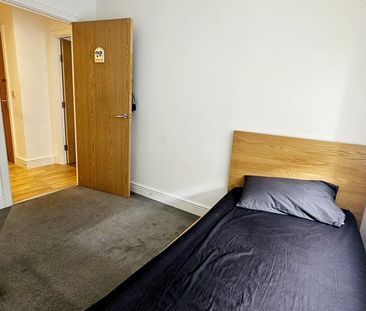 3 bedroom flat to rent - Photo 6