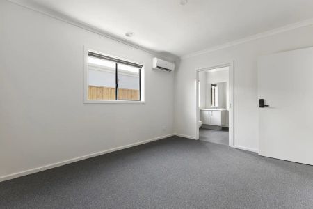 “Spacious 4 Bedroom, 3 Bathroom Home with Double Garage” - Photo 4