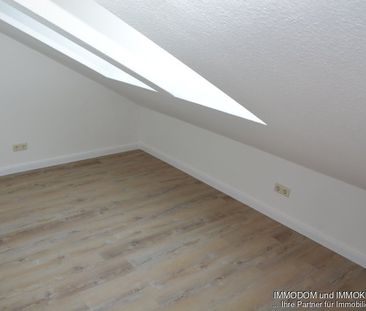 Sehr gepflegte 2,5-Zimmer-Dachwohnung mit BALKON und hochwertiger E... - Photo 2