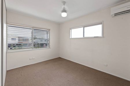 3 BEDROOM HOME, CLOSE TO EVERYTHING! - Photo 3