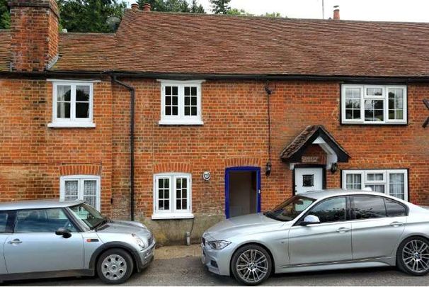 A pretty 3 bed period cottage with a good size rear garden - Photo 1