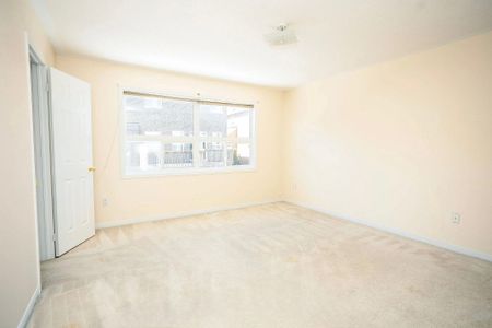 For Lease - 384 FLAGSTONE Way, Newmarket, Ontario - Photo 5