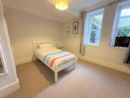 3 bedroom flat to rent - Photo 5