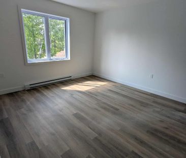 5 1/2 dans un Triplex - 2 salles de bain - Photo 3