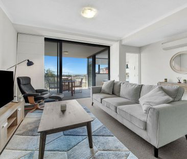 FURNISHED CBD LIVING WITH HARBOUR VIEWS - Photo 4