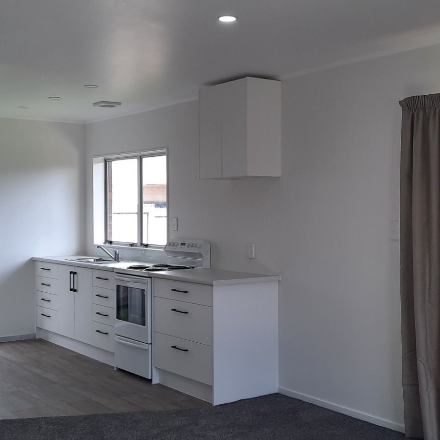 Convenient 2 bedroom home moments to Titirangi Golf Course. - Photo 1