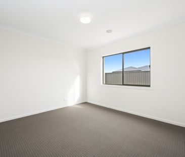 4 BEDROOM FAMILY HOME IN BOTANICA ESTATE - Photo 2