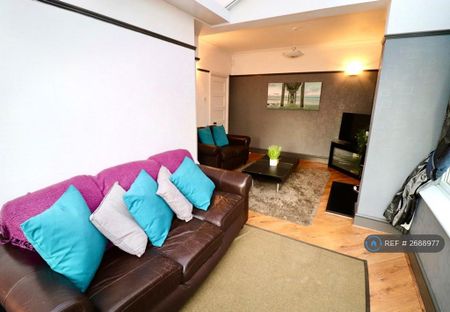 4 bedroom detached house to rent - Photo 4