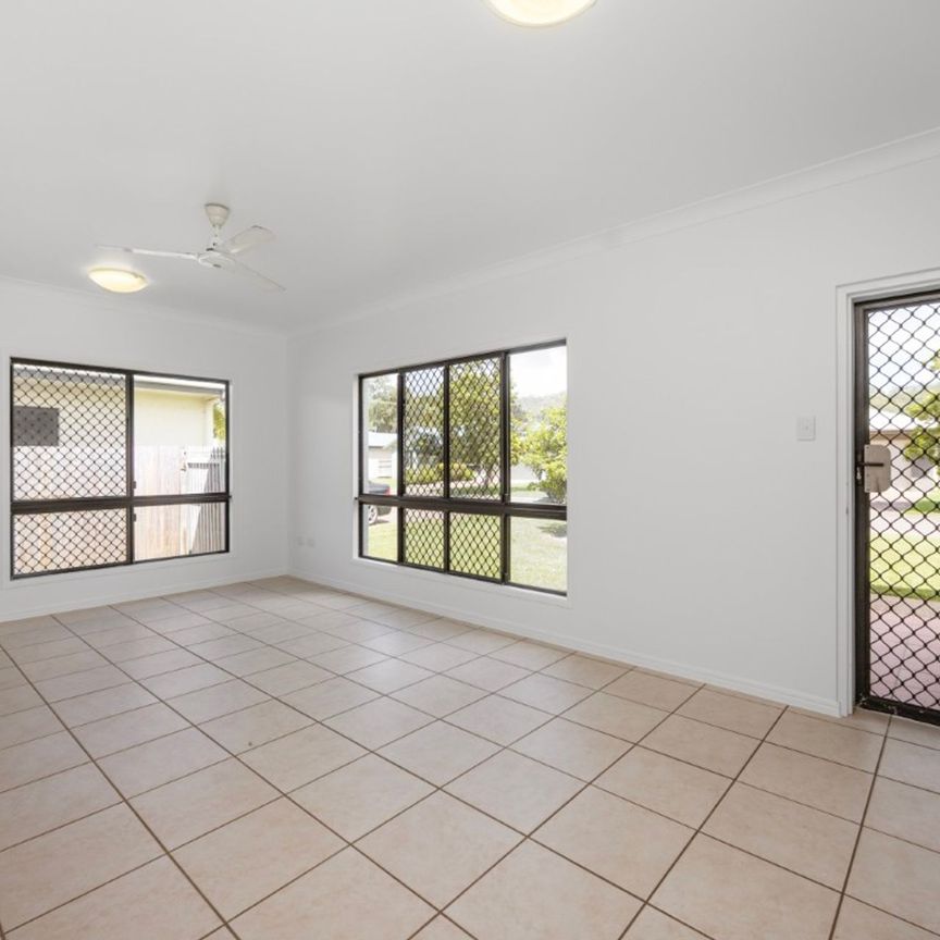 Family Home in Mount Louisa with Shed! - Photo 1