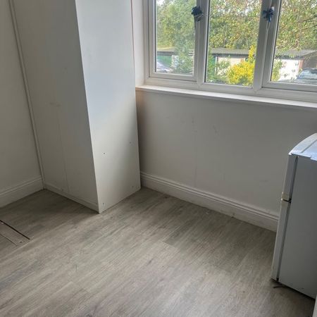 Studio Flat, Anson, NW9 - Photo 3