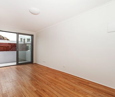 One Bedroom Apartment in The Heart of Carlton! - Photo 4