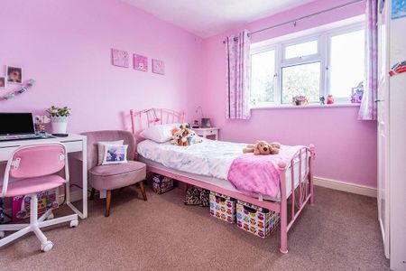 4 bedroom semi-detached house to rent - Photo 2