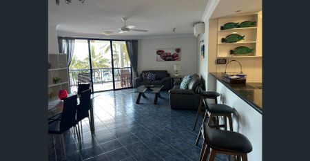 HARBOUR & OCEAN VIEWS - GREAT LOCATION - LARGE BALCONY-SECURITY - Photo 4