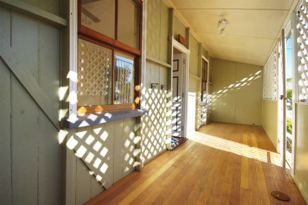 “Charming Greenslopes Cottage - Cute, Cozy &amp; Convenient” - Photo 2