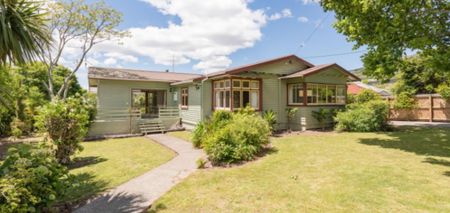 Character on Queen - Photo 2