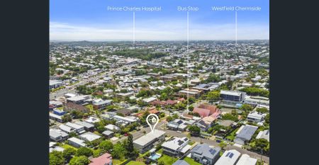 Light-filled and breezy, freshly painted - Photo 2