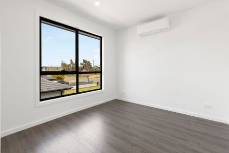 Modern Townhouse - Photo 2