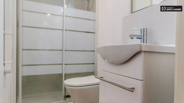 Double bed in Colourful rooms for rent in 5-bedroom apartment near Metro in Burjassot - Foto 1