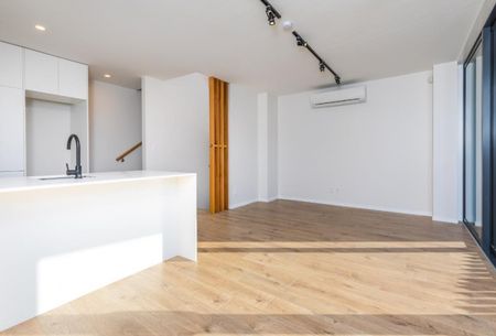 BOUTIQUE RESIDENTIAL TOWNHOUSE - ROOF TOP TERRACE + OFFICE - Photo 4