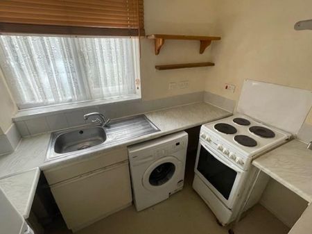 Studio To Let - Photo 5