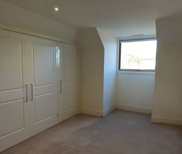 QUALITY AND STYLE WITH AN ENTERTAINERS EDGE - Photo 5