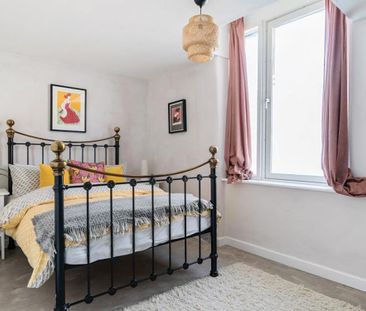 Offered to the market unfurnished for a Spring start date is The Ca... - Photo 5