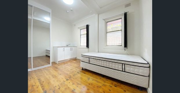GREAT SHARED ROOMS FROM $250 PER WEEK ALL BILL INCLUDED. - Photo 1