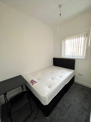 3 Bedroom Terraced - Photo 1