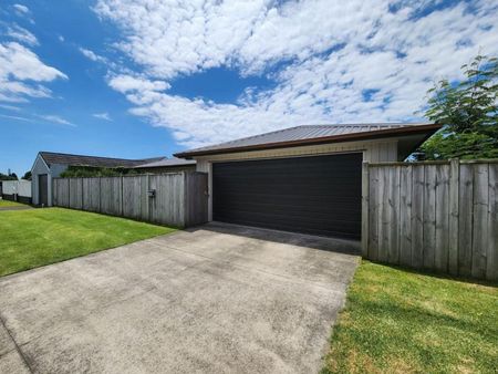 Spacious Four Bedroom home in Marfell - Photo 5