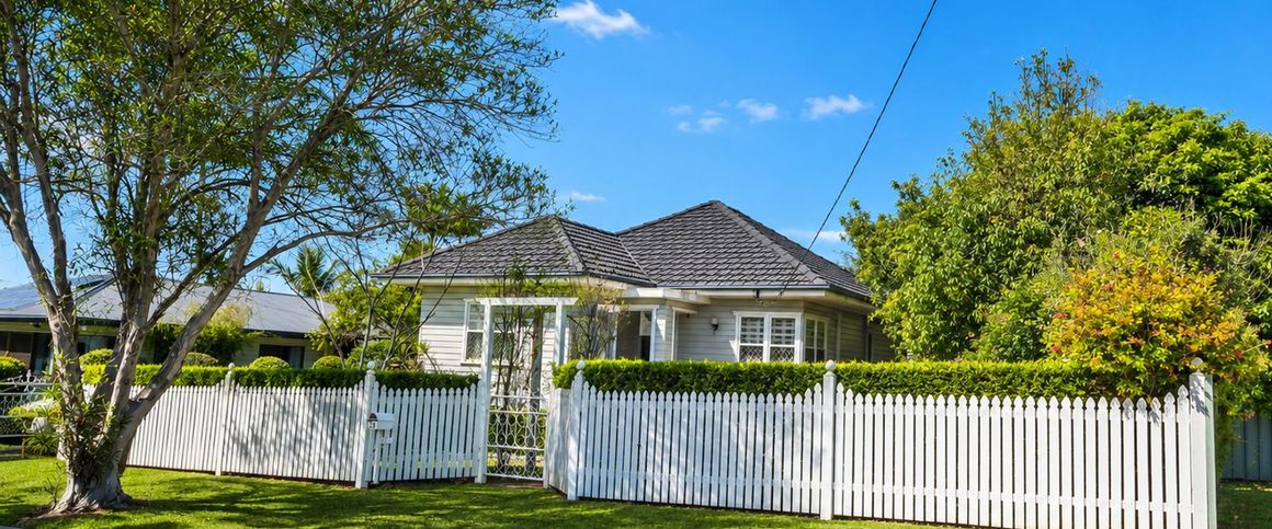 Classic Charm, Spacious Shed & South Toowoomba Convenience - Photo 1