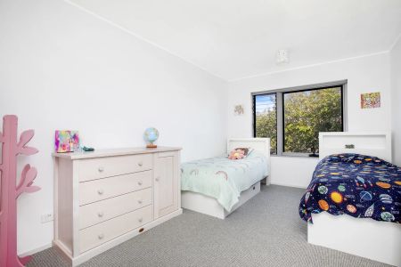 Luxury Reimagined: Three-Level Coastal Masterpiece - 250 Metres from Maroubra Beach - Photo 2