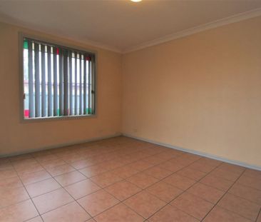 NEAT & TIDY 3 BEDROOM HOME! - Photo 3