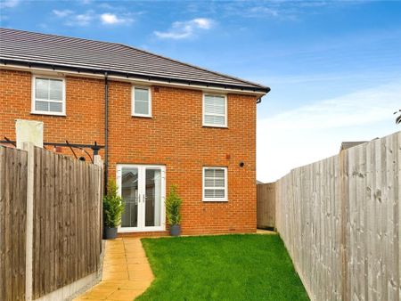 3 bedroom semi-detached house to rent - Photo 2