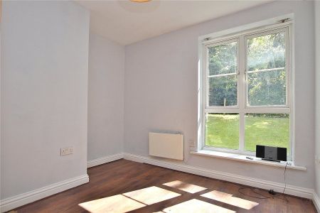 Tudor Way, Woking - 2 bedrooms Property for lettings - Seymours - Photo 5