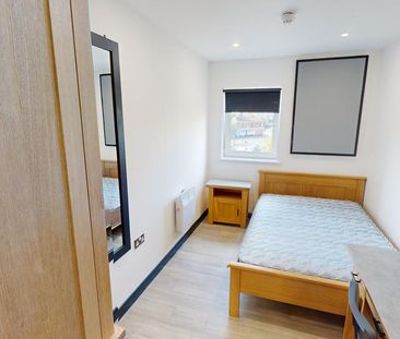 1 bedroom in a flat share to rent - Photo 2