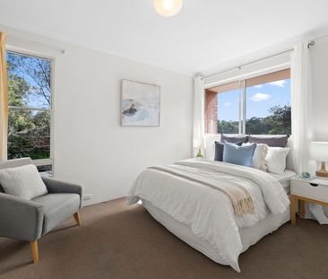 Bright & Sunny Two bedroom Townhouse with Double lockup garage - Photo 1