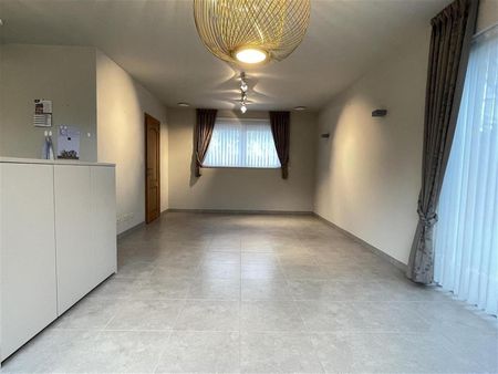 Recente ééngezinswoning met inpandige garage en rustige ligging. - Photo 2