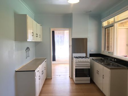 7 Mundy Street, WATSONIA VIC 3087 - Photo 2
