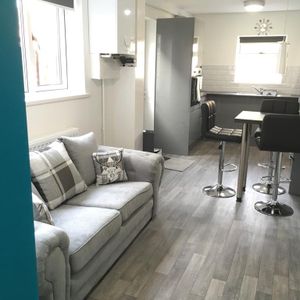 HMO Room to Let - Hainton Avenue, Grimsby DN32 - Photo 2