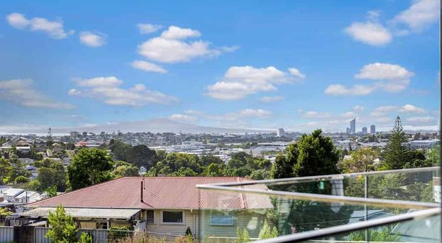 2-Bed Apartment with Rangitoto Views - Photo 1