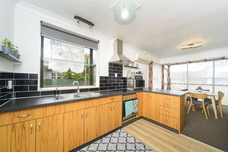 Wonderful Family Home with Spacious Backyard - Photo 4