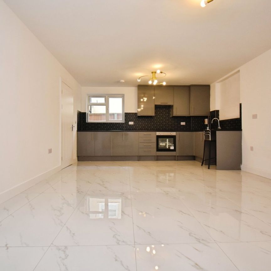 Flat to rent - High Street, Swanley, BR8 - Photo 1