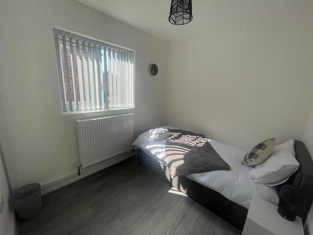 3 bedroom semi-detached bungalow to rent - Photo 2