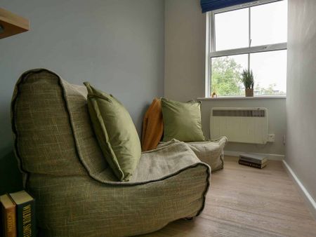 Classic 2 Bed Apartment - Photo 4