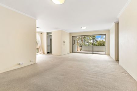 Light & Spacious Apartment in Convenient Location &ast;&ast; Available Now &ast;&ast; - Photo 5