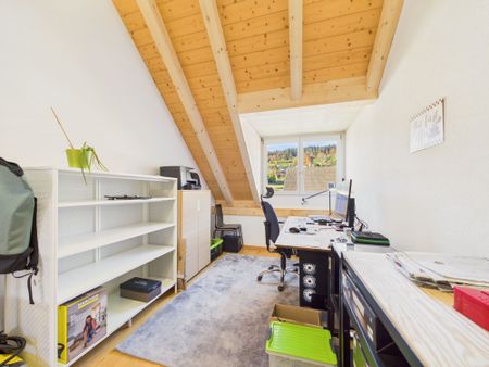 Einzigartige 4.5-Zimmer-Dachwohnung mit Galerie und Weitblick in Kaufdorf - Photo 2